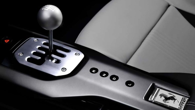 Ferrari 12Cilindri Manuale: il cambio “magico” che fa finta di essere meccanico