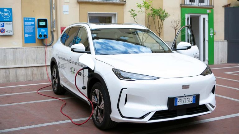 Geely regala un’auto ai pazienti dei Quartieri Spagnoli di Napoli