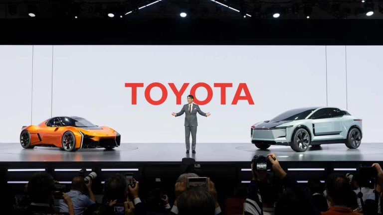 Toyota lancia l’ SOS: “O standardizziamo i componenti o i cinesi ci mangeranno vivi